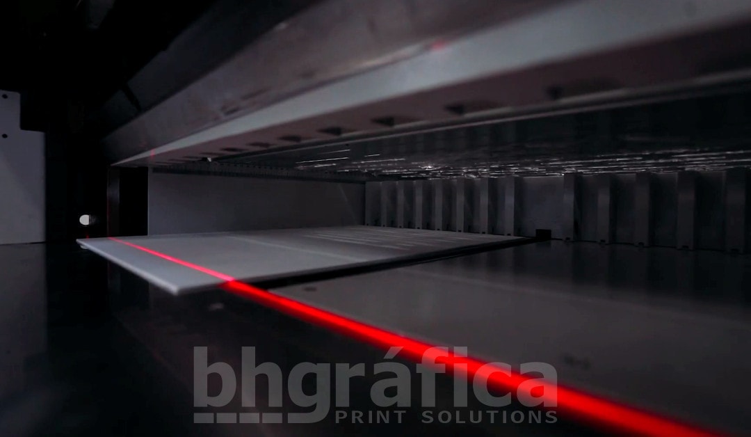 Corte reto ou refile de materiais gráficos em guilhotina!